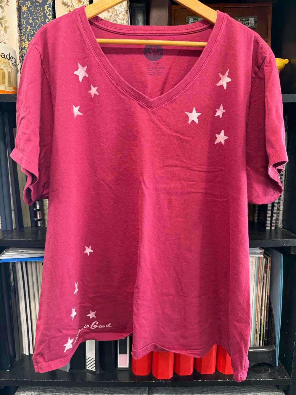Life Is Good Women’s V-Neck Star Tee in Berry Pink